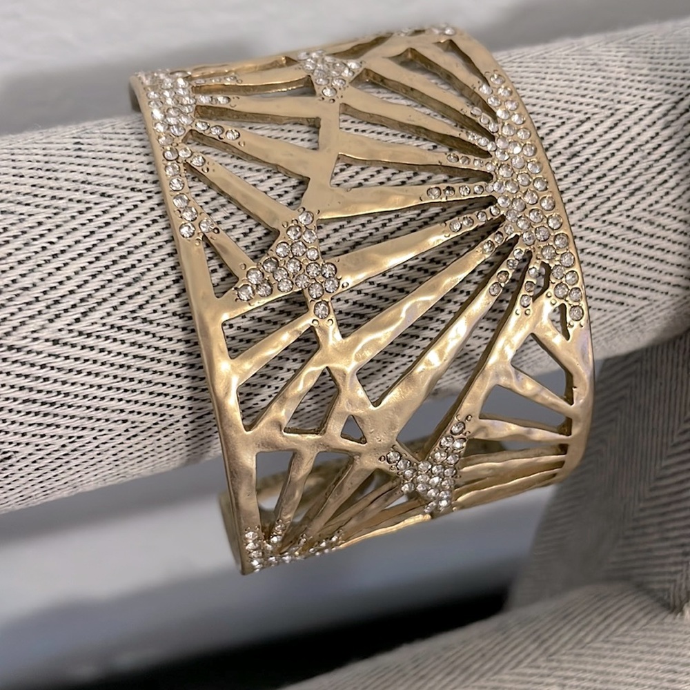 Stunning gold colored cuff